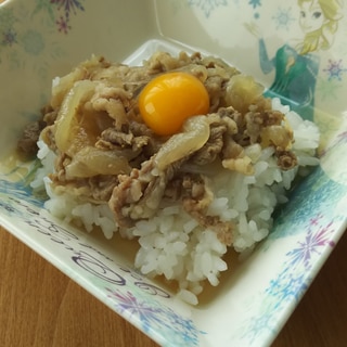 夏休みのお昼に！ 冷凍しといた牛丼の具で楽チン牛丼